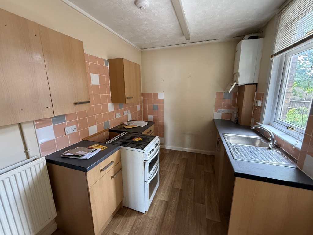 Lot: 98 - HOUSE IN NEED OF IMPROVEMENT - Kitchen in House in Need of Improvement